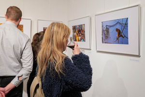 Wernisaże dzień po dniu: Gabriela Półkoszek / Ewa Serafińska - Publiczność oglądająca wystawę