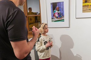 Wernisaże dzień po dniu: Gabriela Półkoszek / Ewa Serafińska - Publiczność oglądająca wystawę