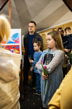 Wystawa semestralna Studio Art - Kropka, kreska, plama - Publiczność oglądająca wystawę