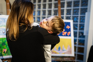 Wystawa semestralna Studio Art - Kropka, kreska, plama - Publiczność oglądająca wystawę