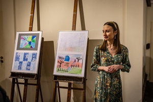 Wystawa semestralna Studio Art - Kropka, kreska, plama - Magdalena Sara Krawczyk podczas wystawy