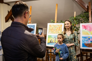 Wystawa semestralna Studio Art - Kropka, kreska, plama - Magdalena Sara Krawczyk wraz z jedną ze swoich uczennic