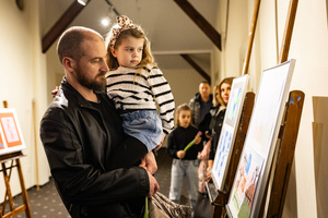 Wystawa semestralna Studio Art - Kropka, kreska, plama - Publiczność oglądająca wystawę