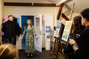 Wystawa semestralna Studio Art - Kropka, kreska, plama - Magdalena Sara Krawczyk przemawiająca podczas wystawy