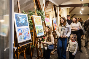 Wystawa semestralna Studio Art - Kropka, kreska, plama - Publiczność oglądająca wystawę