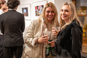 Wernisaże dzień po dniu: Monika Fryś-Żurek / Bogdan Litwora - Publiczność oglądająca wystawę