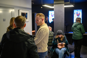 Koncert: Mikromusic Trio - Publiczność gromadząca się w holu kina Marzenie