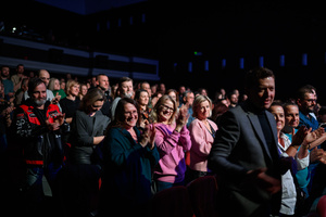 Koncert: Mikromusic Trio - Publiczność bijąca brawa dla Mikromusic