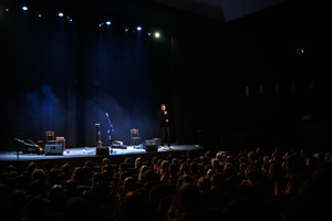 Koncert: Mikromusic Trio - Sebastian Szafarz oraz publiczność wywołująca Mikromusic na bis