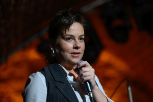 Koncert jazzowy: Kasia Pietrzio Trio - Kasia Pietrzko na scenie przemawia do publiczności.