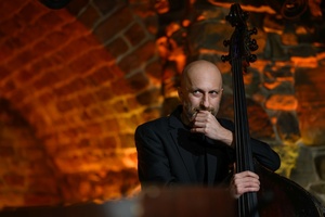 Koncert jazzowy: Kasia Pietrzio Trio - Artyści na scenie w trakcie koncertu - Andrzej Święs przy kontrabasie.