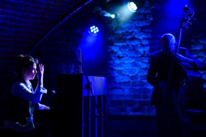 Koncert jazzowy: Kasia Pietrzio Trio - Artyści na scenie w trakcie koncertu.