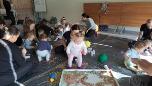 Warsztaty sensoplastyczne dla dzieci do lat 3. - Uczestnicy podczas zajęć.