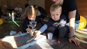 Warsztaty sensoplastyczne dla dzieci do lat 3. - Uczestnicy podczas zajęć.