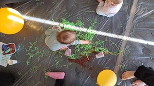 Warsztaty sensoplastyczne dla dzieci do lat 3. - Uczestnicy podczas zajęć.