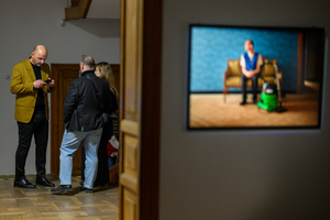 Wystawa: Hotel - Uczestnicy oglądający wystawę „Hotel”