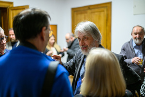 Wystawa: Hotel - Uczestnicy oglądający wystawę „Hotel”