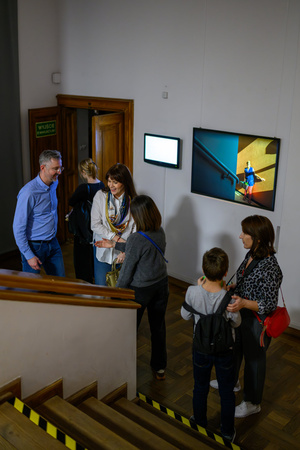 Wystawa: Hotel - Uczestnicy oglądający wystawę „Hotel”