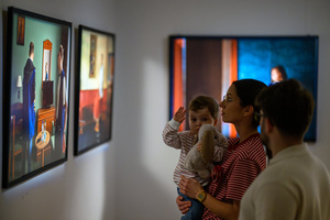 Wystawa: Hotel - Uczestnicy oglądający wystawę „Hotel”