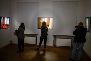 Wystawa: Hotel - Uczestnicy oglądający wystawę „Hotel”