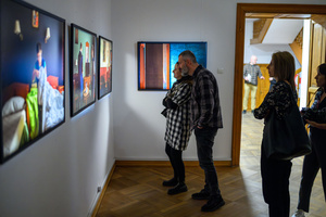 Wystawa: Hotel - Uczestnicy oglądający wystawę „Hotel”