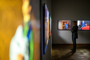 Wystawa: Hotel - Uczestnicy oglądający wystawę „Hotel”