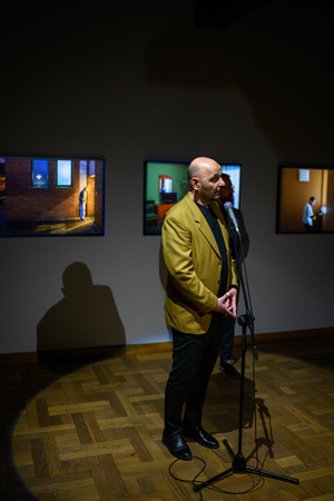 Wystawa: Hotel - Krzysztof Gołuch przemawiający podczas wernisażu autorskiej wystawy „Hotel”