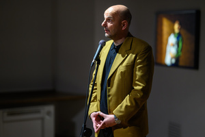 Wystawa: Hotel - Krzysztof Gołuch przemawiający podczas wernisażu autorskiej wystawy „Hotel”