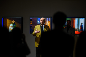 Wystawa: Hotel - Krzysztof Gołuch przemawiający podczas wernisażu autorskiej wystawy „Hotel”