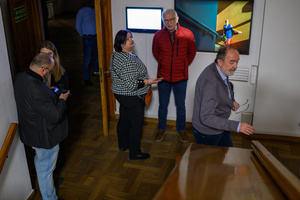 Wystawa: Hotel - Uczestnicy oglądający wystawę „Hotel”