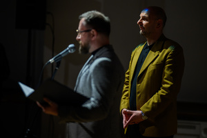 Wystawa: Hotel - Marcin Dąbek przemawiający podczas wernisażu wystawy „Hotel”