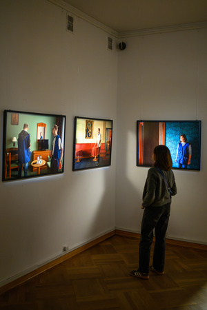 Wystawa: Hotel - Uczestnicy oglądający wystawę „Hotel”