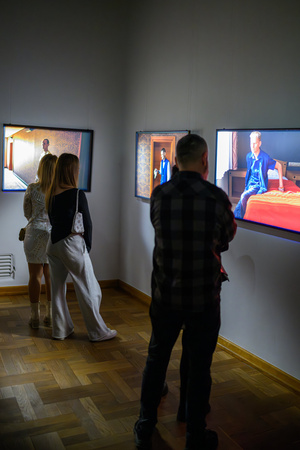 Wystawa: Hotel - Uczestnicy oglądający wystawę „Hotel”