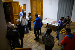 Wystawa: Hotel - Uczestnicy oglądający wystawę „Hotel”