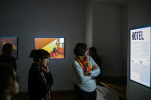 Wystawa: Hotel - Uczestnicy oglądający wystawę „Hotel”