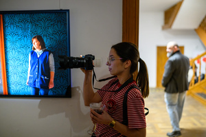 Wystawa: Hotel - Uczestnicy oglądający wystawę „Hotel”