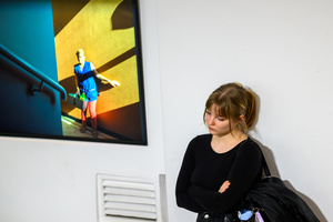 Wystawa: Hotel - Uczestnicy oglądający wystawę „Hotel”