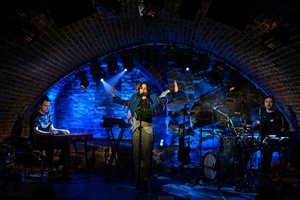 Koncert: Ania Szlagowska - Wokalistka Ania Szlagowska występuje z zespołem muzycznym podczas koncertu.