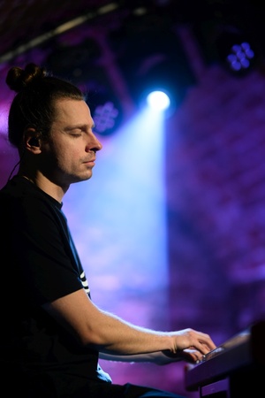 Koncert: Ania Szlagowska - Klawiszowiec Ani Szlagowskiej podczas koncertu.