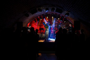 Koncert: Ania Szlagowska - Wokalistka Ania Szlagowska występuje z zespołem muzycznym podczas koncertu.