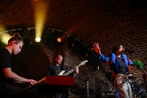 Koncert: Ania Szlagowska - Wokalistka Ania Szlagowska występuje z zespołem muzycznym podczas koncertu.