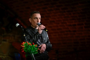 Koncert: Ania Szlagowska - Na scenie Artur Janus podczas zapowiedzi.