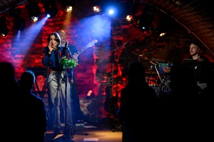 Koncert: Ania Szlagowska - Wokalistka Ania Szlagowska występuje z zespołem muzycznym podczas koncertu.