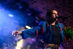 Koncert: Ania Szlagowska - Wokalistka Ania Szlagowska występuje z zespołem muzycznym podczas koncertu.