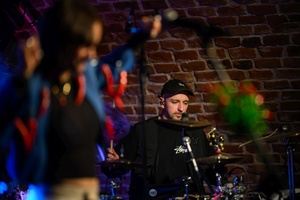 Koncert: Ania Szlagowska - Perkusista zespołu Ani Szlagowskiej podczas koncertu.