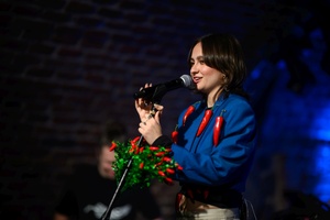 Koncert: Ania Szlagowska - Wokalistka Ania Szlagowska występuje z zespołem muzycznym podczas koncertu.