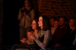 Koncert: Ania Szlagowska - Publiczność podczas koncertu, ludzie klaszczą i bawią się.