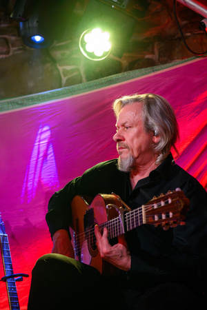 Koncert: Dikanda - Piotr Rejdak grający na gitarze podczas koncertu zespołu Dikanda