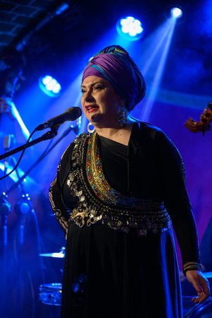 Koncert: Dikanda - Anna Witczak-Czerniawska śpiewająca na scenie Piwnic TCK