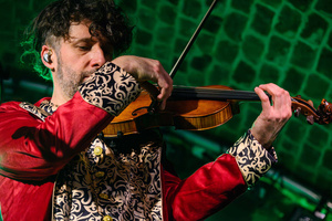 Koncert: Dikanda - Dominik Bieńczyński grający na skrzypcach podczas koncertu zespołu Dikanda